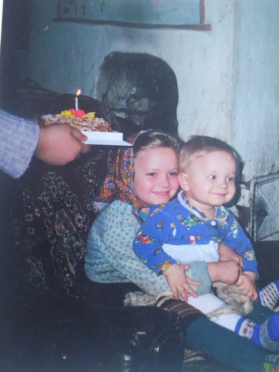 Ванечка--годовасик первый День рождения. На руках у Анюты. 