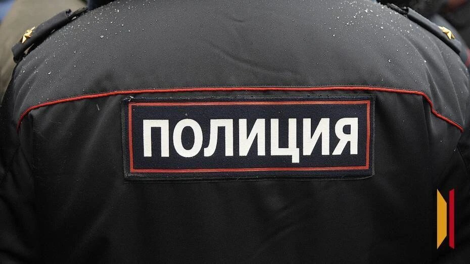 В Воронеже 19-летний юноша в ярко-зеленой балаклаве разбил три бутылки шампанского и потерял телефон в попытке ограбить магазин