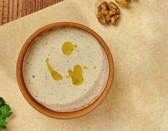 Скрашиваю постные блюда этим вкуснейшим соусом: смешиваю грецкий орех со специями и разбавляю уксусом — с ним можно съесть, что угодно!