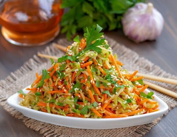 Когда я угостила этим салатиком подруг, они решили, что это доставка из азиатского ресторана: заправка в корейском стиле "зарешала"