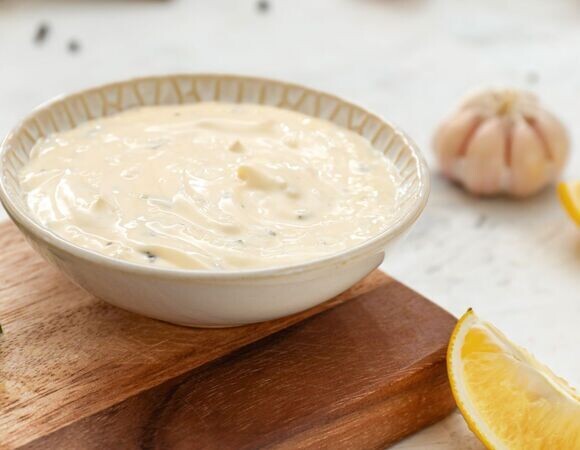 5 шагов создания идеального соуса "Цезарь": готовим главную "изюминку" легендарного салата на своей кухне