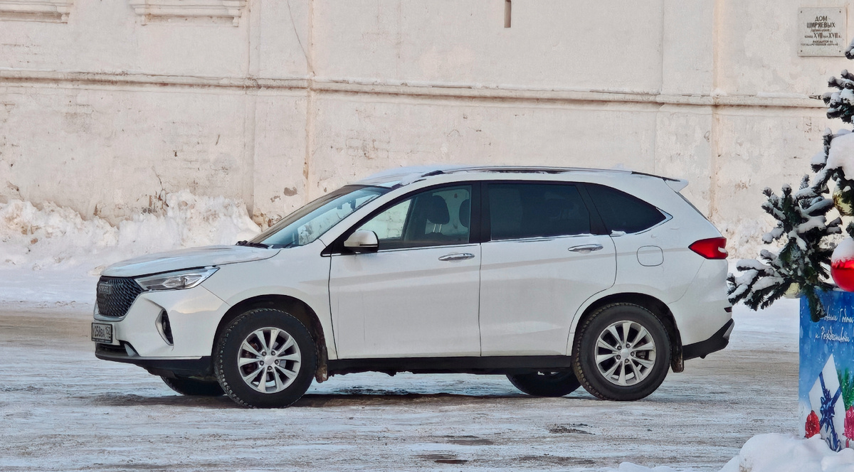 Дизайн M6 - консервативная классика. Универсал, "раздутый" до формата кроссовера. Передняя часть на мой взгляд выглядит красиво и гармонично, задняя - излишне массивная. Зато вместительность багажника впечатляет.