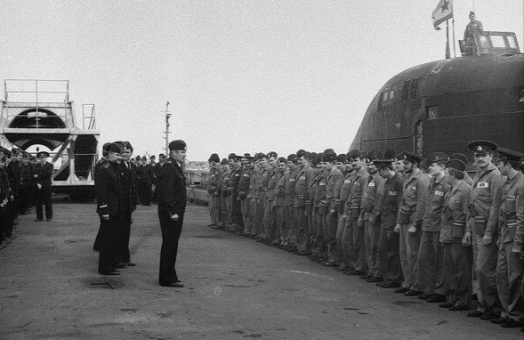 Старпом и еще какие-то перцы за его спиной перед экипажем