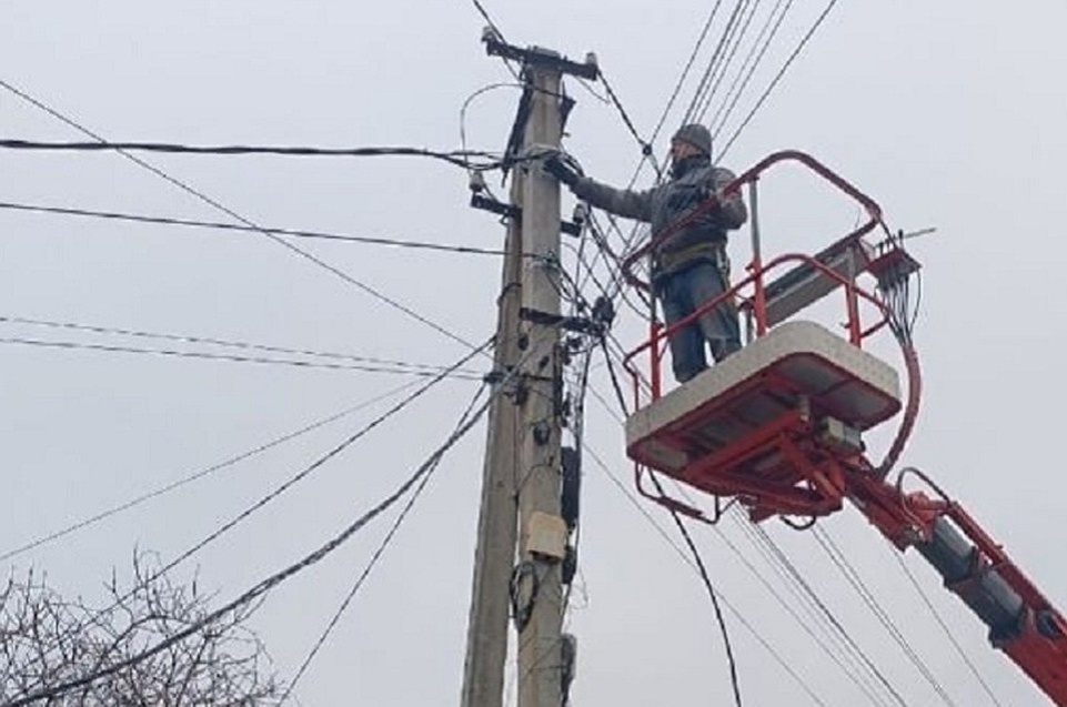    В Мариуполе энергетики провели комплексный осмотр технического состояния опор электроосвещения. Фото: Администрация Мариуполя
