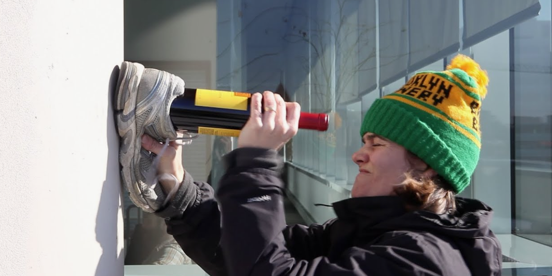 «Язык не понял, но суть уловил»: иностранец обалдел от русского лайфхака с вином и ботинком