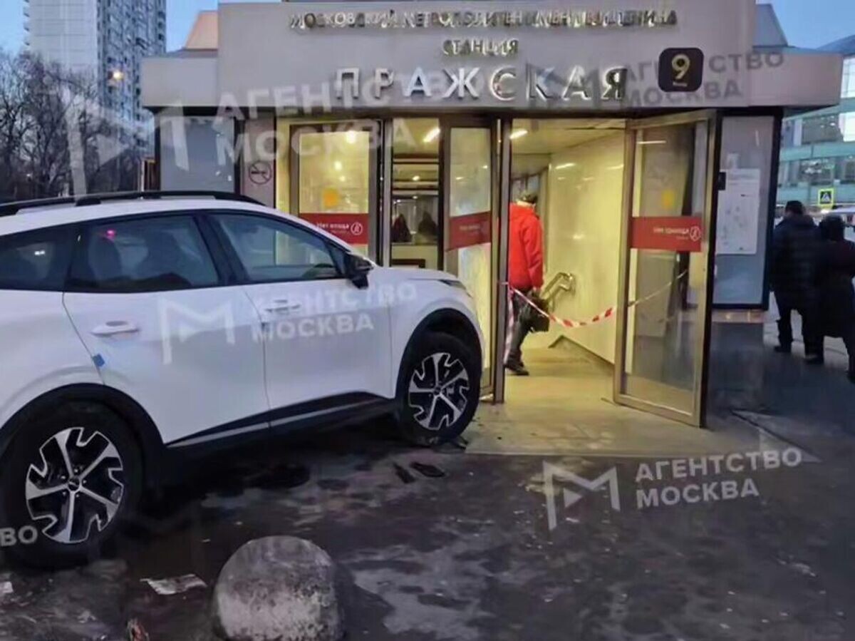    Обстановка у станции метро "Пражская", где автомобиль врезался в выход | © Агентство "Москва"/Telegram