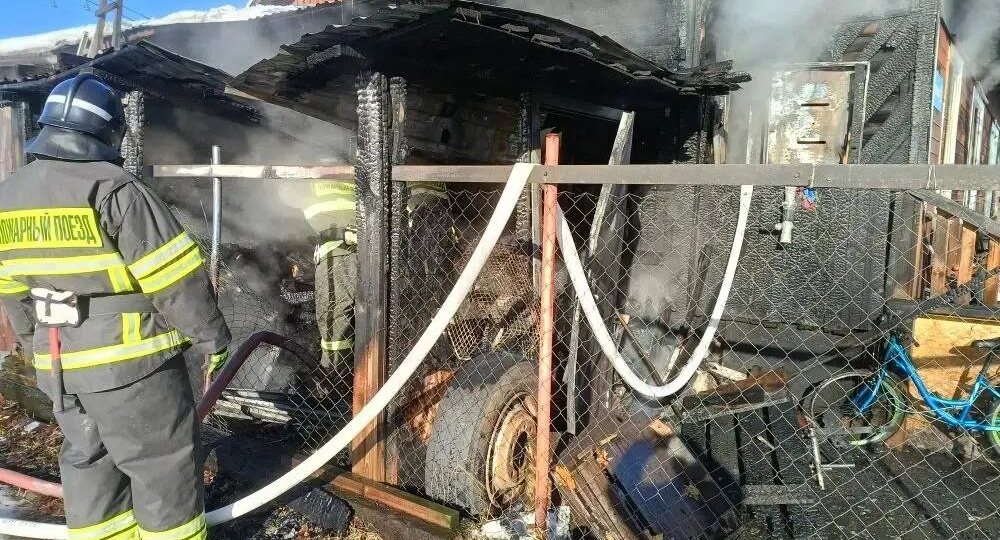 В Медвежьегорске потушили пожар в деревянном доме