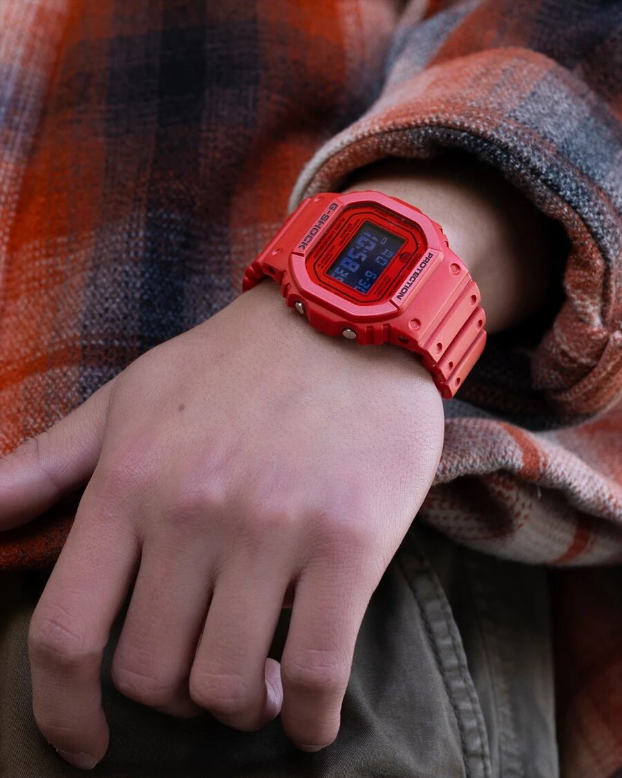 Броская одежда не снижает эффект от харизмы красного цвета. Часы дополняют активный образ