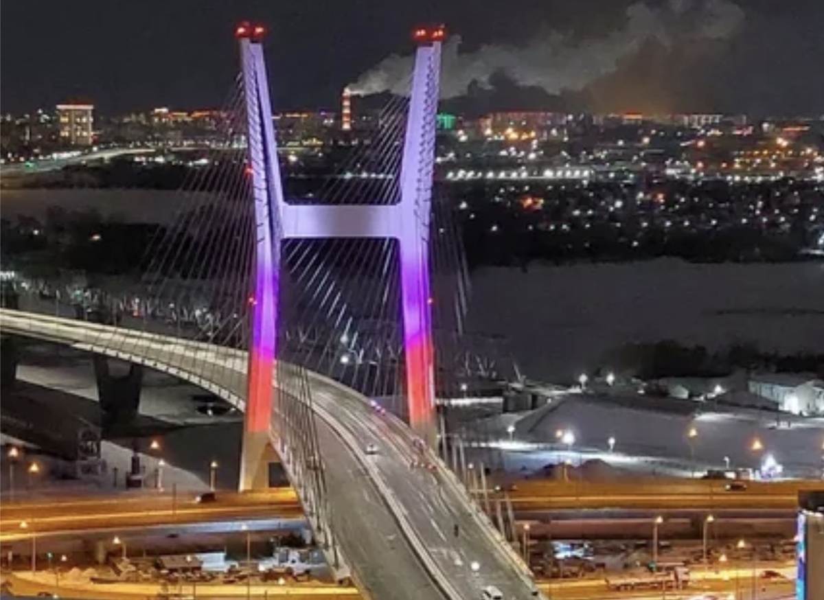 В ночной подсветке мост вообще потрясающий 