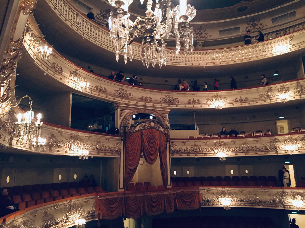 Театр великолепен 