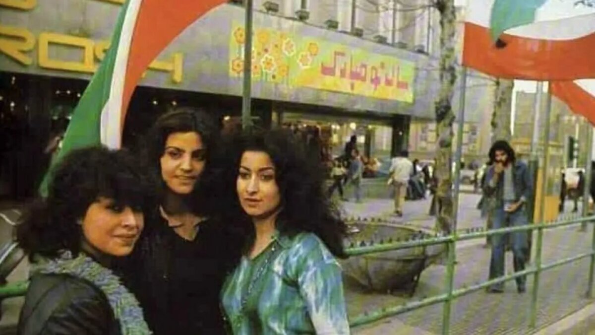 Во время дружбы с США в Иране можно было не носить хиджаб. Скрин.