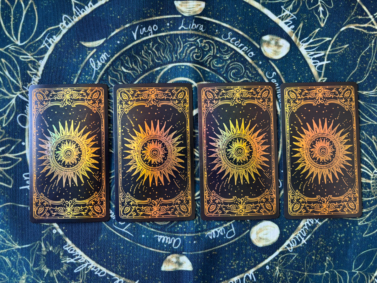 Перед тобой четыре карты Таро. Не читай описание сразу — закрой глаза, сделай три глубоких вдоха и выбери ту карту, к которой тянется рука. Никакой логики — только первое движение души.