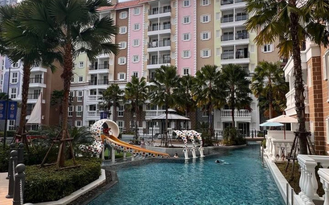 В России во дворе ледовый корт, а тут бассейн!