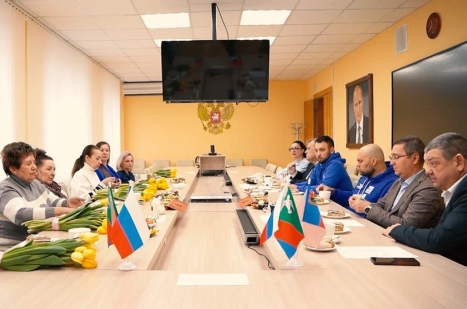    Активисты поздравляют женщин по всей Республике. Фото: МГЕР ДНР