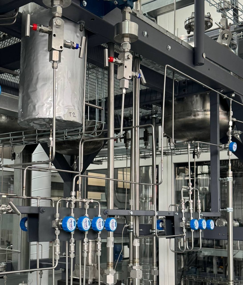    За полтора года, в условиях крайне сжатых сроков, специалисты ИХТЦ прошли путь от лабораторных исследований до полноценного производства, обеспечив выпуск HBr с чистотой 5N. Обозначение «5N» расшифровывается как пять «девяток» чистоты, то есть 99,999%. Источник: официальный Телеграм-канал Инжинирингового химико-технологического центра.