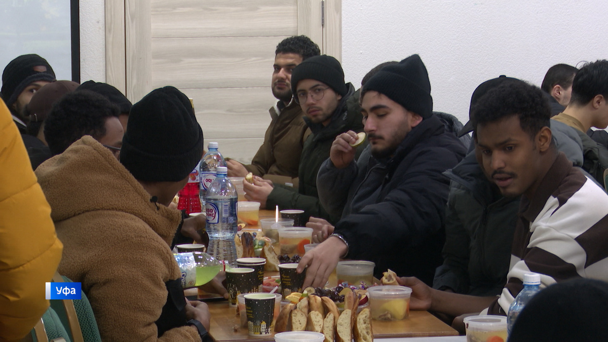    В Уфе верующие собрались на ифтар в медресе имени Марьям Султановой