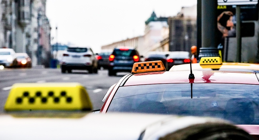 Чего ждать пассажирам такси 8 марта и почему выгоднее ехать утром