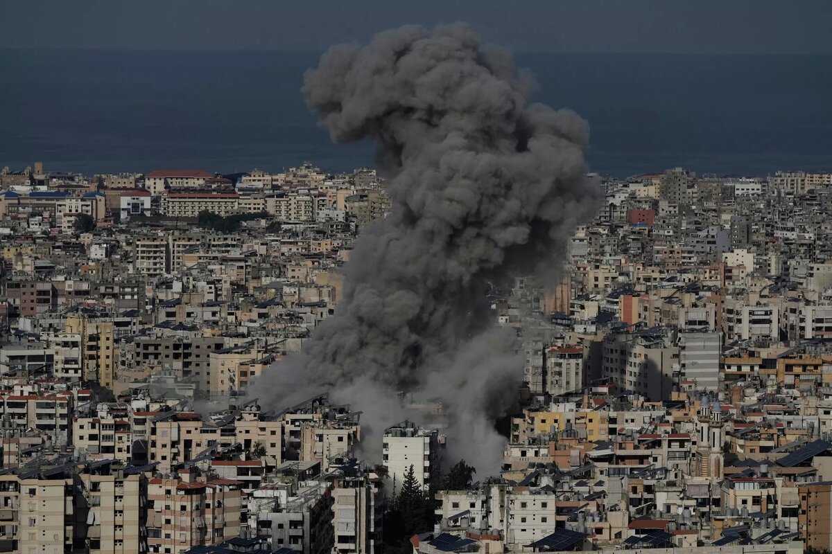 Дым поднимается после израильского авиаудара в Дахие, южном пригороде Бейрута, Ливан
© AP Photo / Bilal Hussein