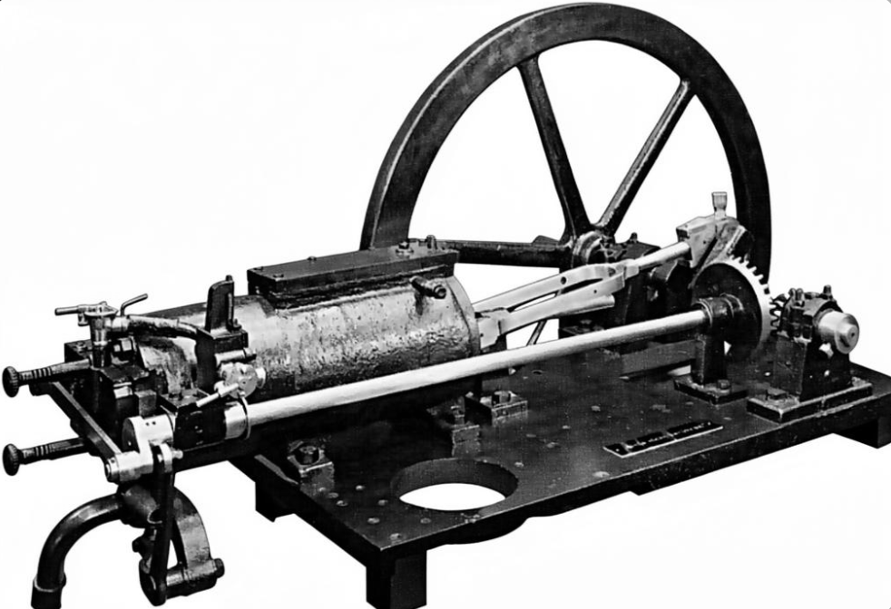 Двигатель Отто. Источник: https://ru.wikipedia.org/wiki/История_создания_двигателей_внутреннего_сгорания#/media/Файл:Viertactversuchsmotor_von_Otto.jpg