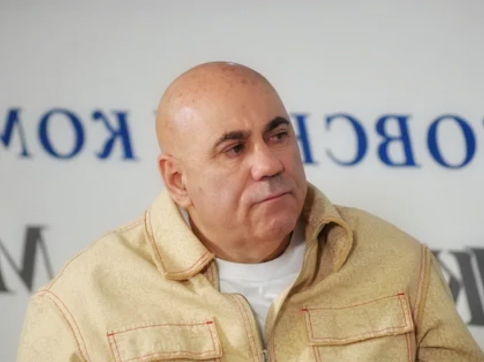 После этого продюсер добавил, что зрители якобы способны "вылечить" артиста, если он вернется на сцену. И вот именно эти слова и стали причиной бурной реакции людей.