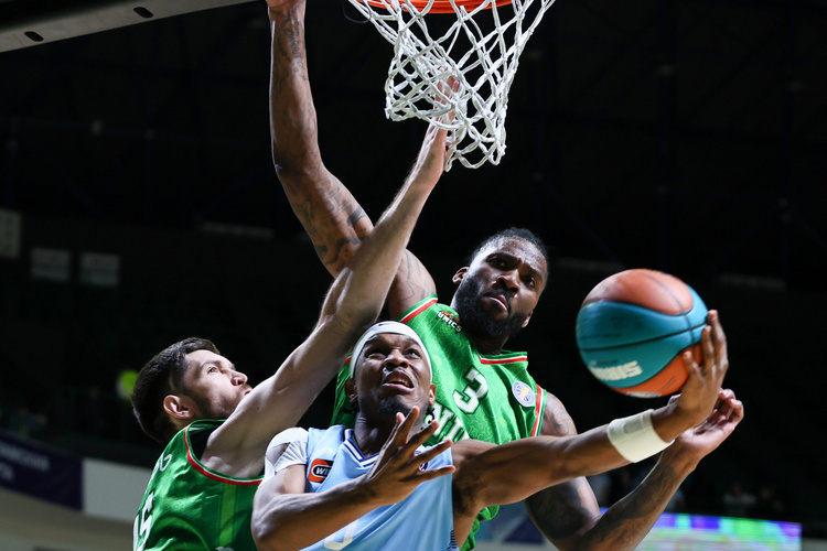    Трент Фрейзер (с мячом) / фото: unics.ru