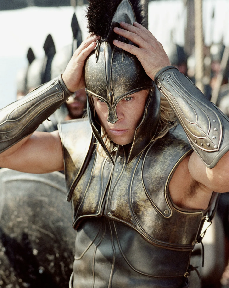 великий воин в доспехах времён Троянской войны по версии кино