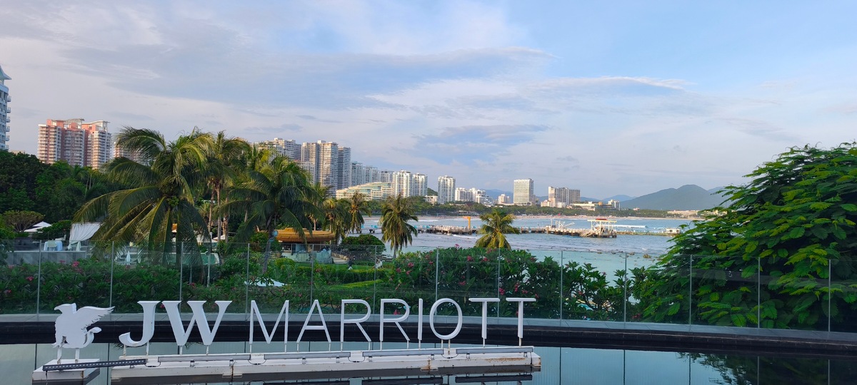 Вид с входной группы отеля