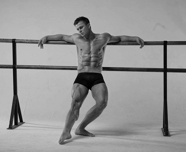 Роман Курцын — российский актёр, каскадёр и спортсмен, известный не только актёрским талантом, но и впечатляющей физической формой. 