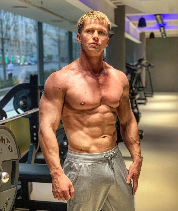 Роман Курцын — российский актёр, каскадёр и спортсмен, известный не только актёрским талантом, но и впечатляющей физической формой. 