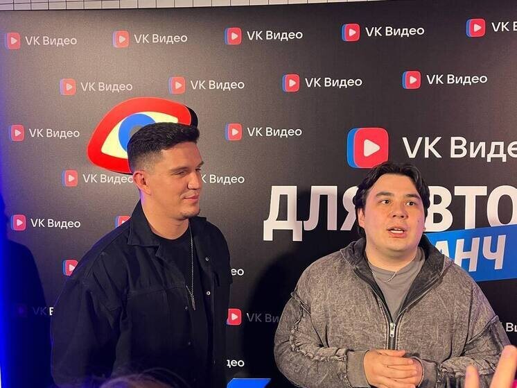     Он также поблагодарил девушек за то, что они окутывают их теплым чувством любви. Фото: МК в Питере