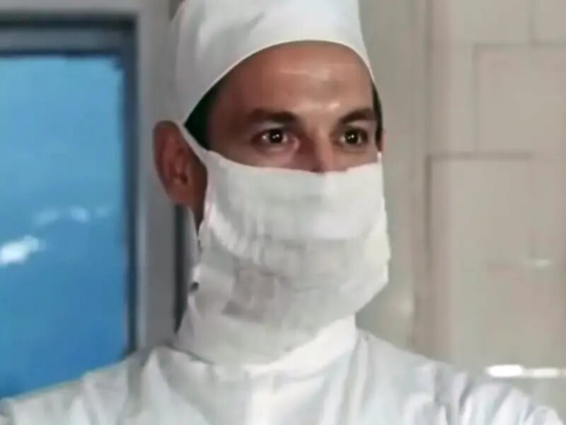   Василий Лановой в роли хирурга Александра Николаевича