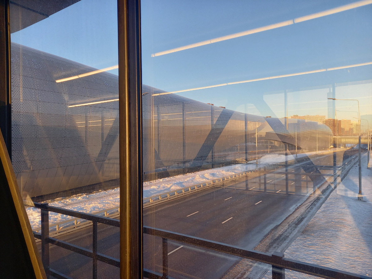 вид на станцию снаружи (серая вытянутая на стеклом - это и есть станция метро) вид с моста