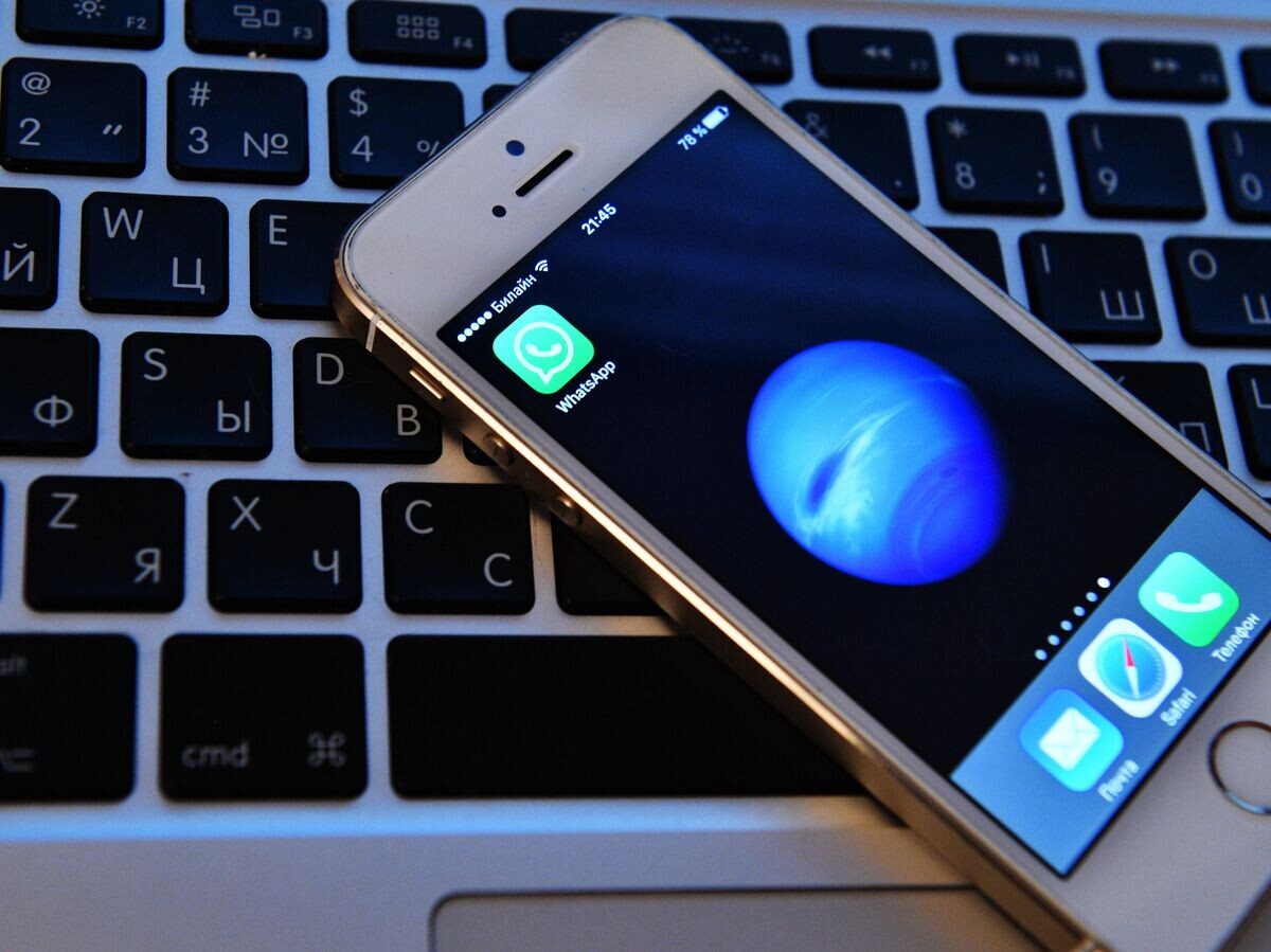    Иконка мессенджера WhatsApp на экране смартфона.© РИА Новости . Наталья Селиверстова