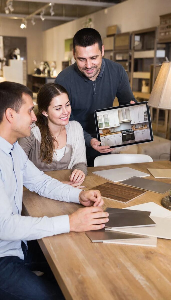 Дизайнер демонстрирует 3D-проект кухни на заказ клиентам.