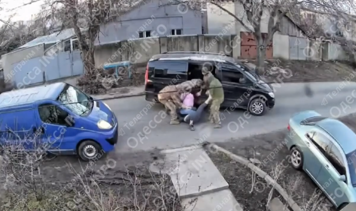    В Одессе бандиты из ТЦК «бусифицировали» жертву вместе с женой