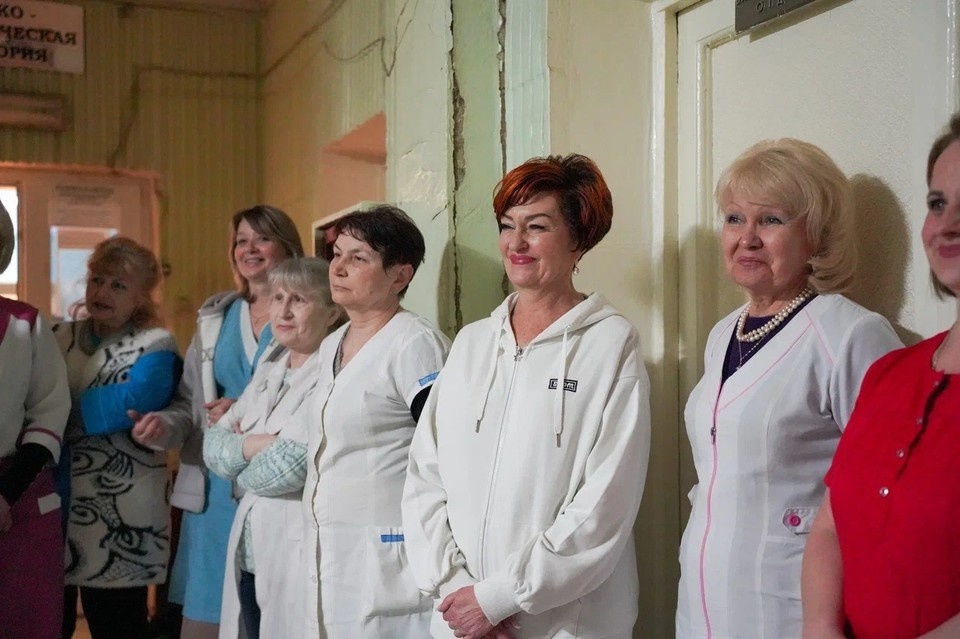    Медиков поздравили с наступающим 8 Марта. Фото: Ресурсный центр поддержки добровольчества (волонтерства) ДНР