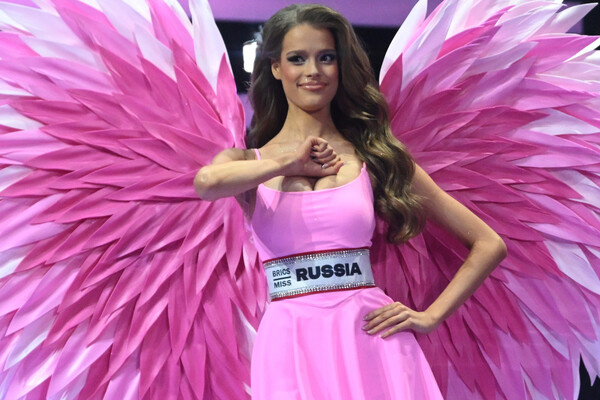 Валентина Алексеева (Россия) на торжественной церемонии закрытия Международного конкурса красоты стран БРИКС в Казани, 7 марта 2026 года / Максим Богодвид/РИА Новости   📷