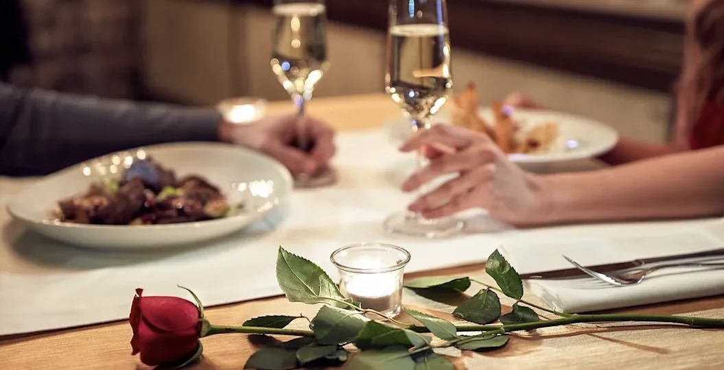 Идеальное меню на 8 марта: Секреты идеального завтрака в постель и роскошного ужина за 30 минут