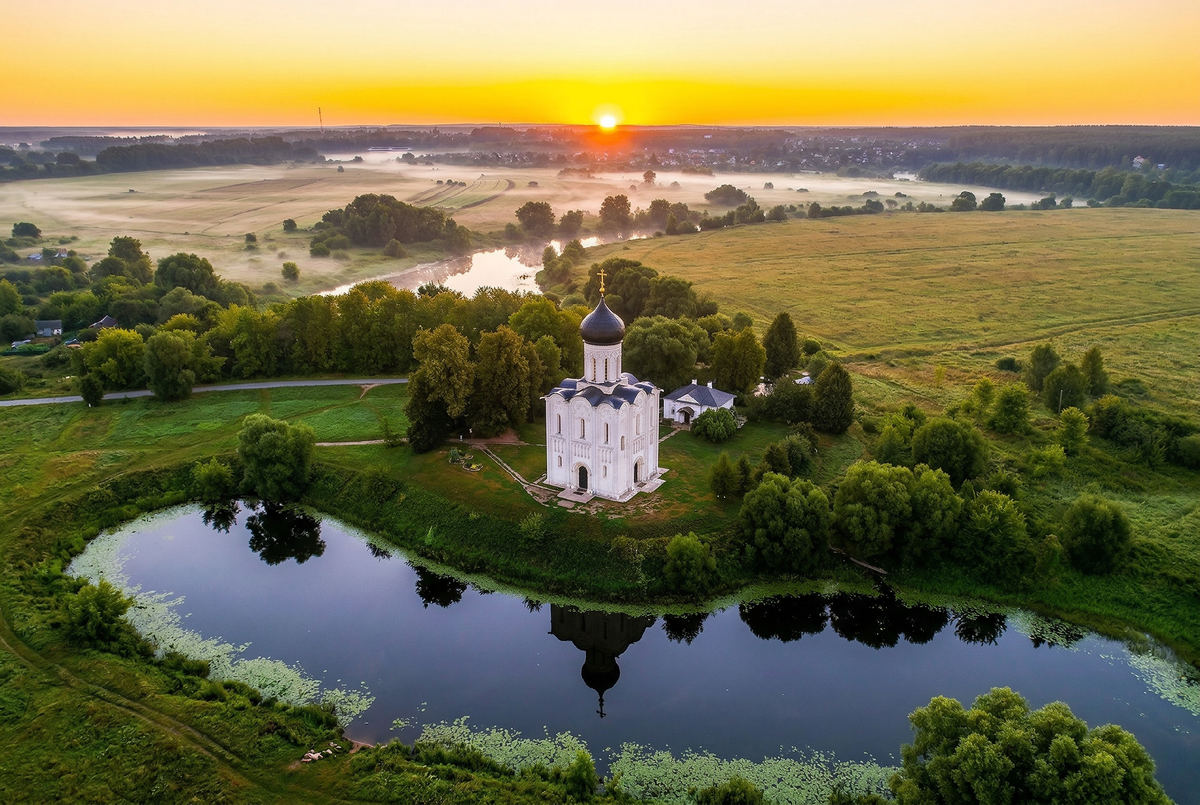 Храм Покрова на Нерли занял значимое место у водоёма, кажется, что само солнце пришло записаться на экскурсию первым! 