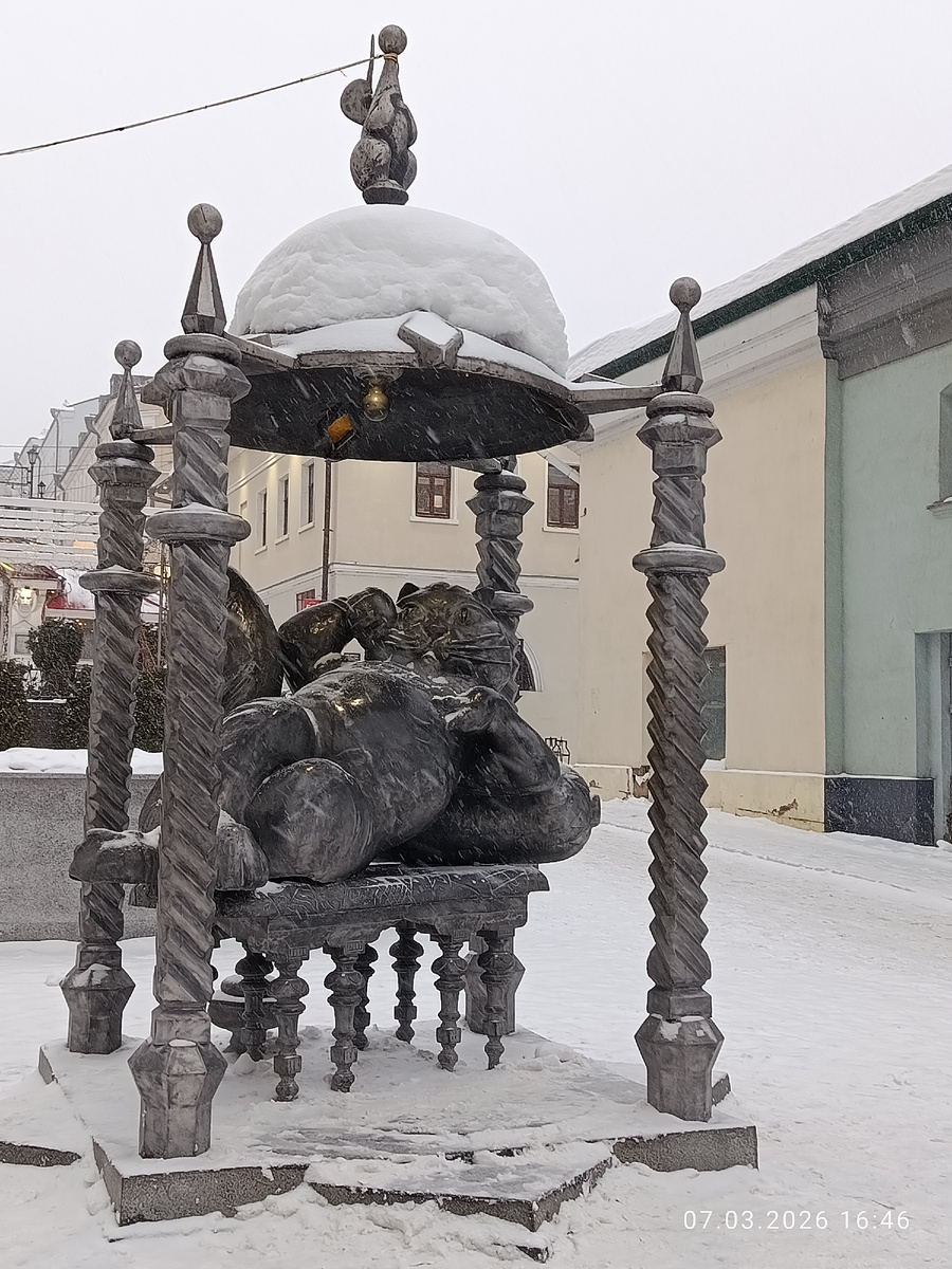 Кот Казанский на пешеходной улице Баумана 