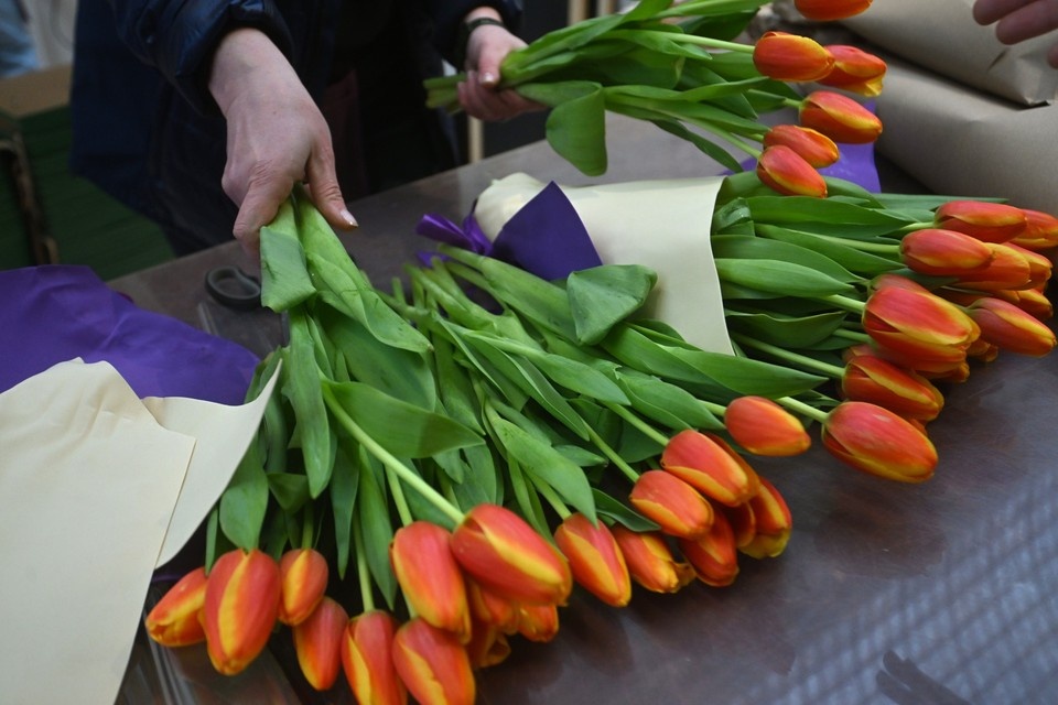    В цветочном магазине отказались продавать цветы ребёнку. Евгения ГУСЕВА