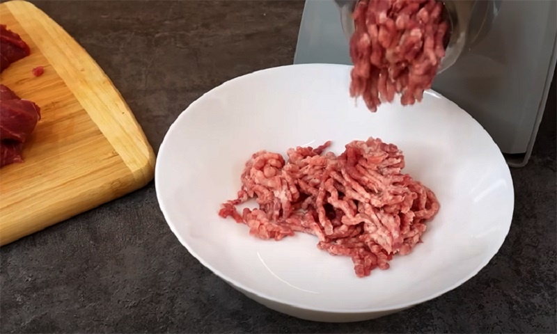 Как приготовить по-настоящему сочные котлеты: секрет жарки на бумаге, который изменит привычную кухню