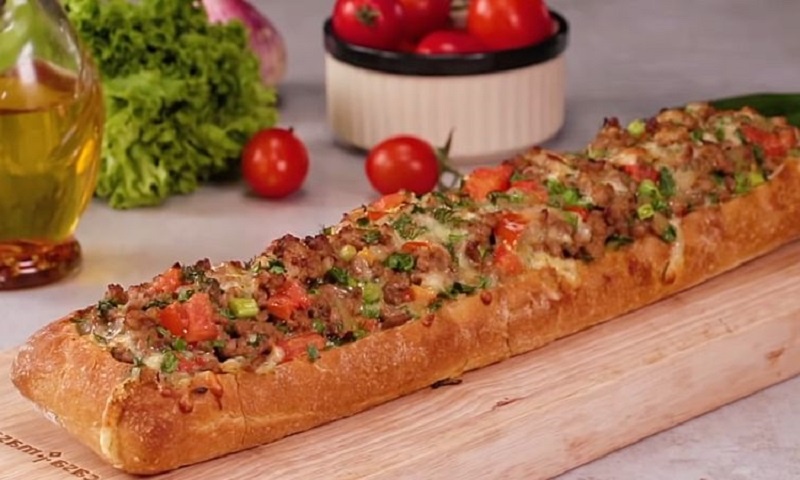 Мясной пирог в багете: ленивый вариант для домашних вечеров и активных дней