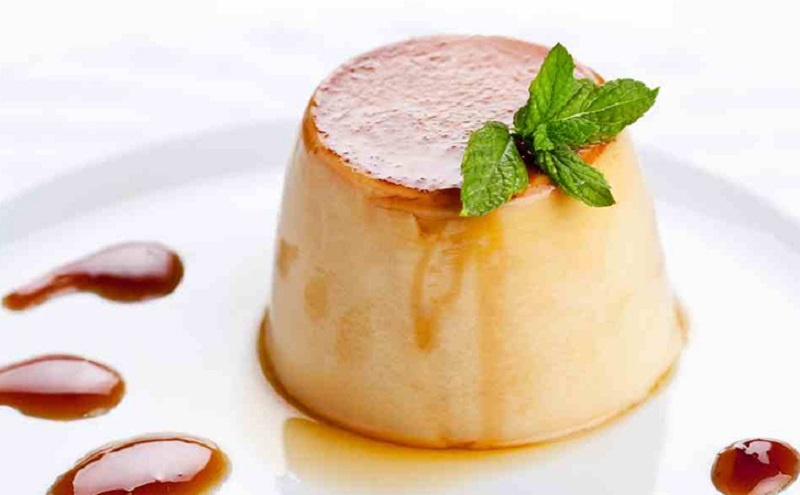Карамельный флан за пару минут: микроволновка, яйцо и молоко — а вкус потрясающий