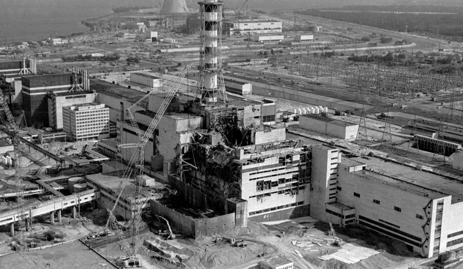 Чернобыльская Атомная Электростанция после аварии.