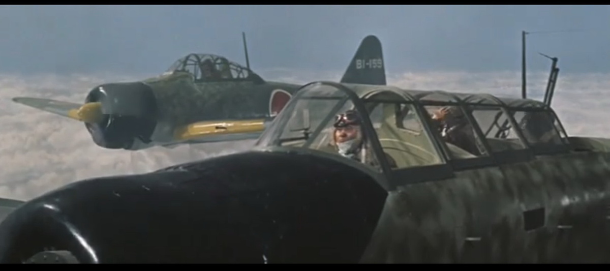 Торпедоносец Nakajima B5N и истребитель Mitsubishi A6M Zero летят в киношный Перл-Харбор. Кадр из фильма