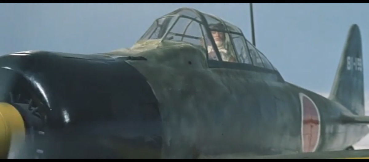 Истребитель Mitsubishi A6M Zero летит в киношный Перл-Харбор. Кадр из фильма