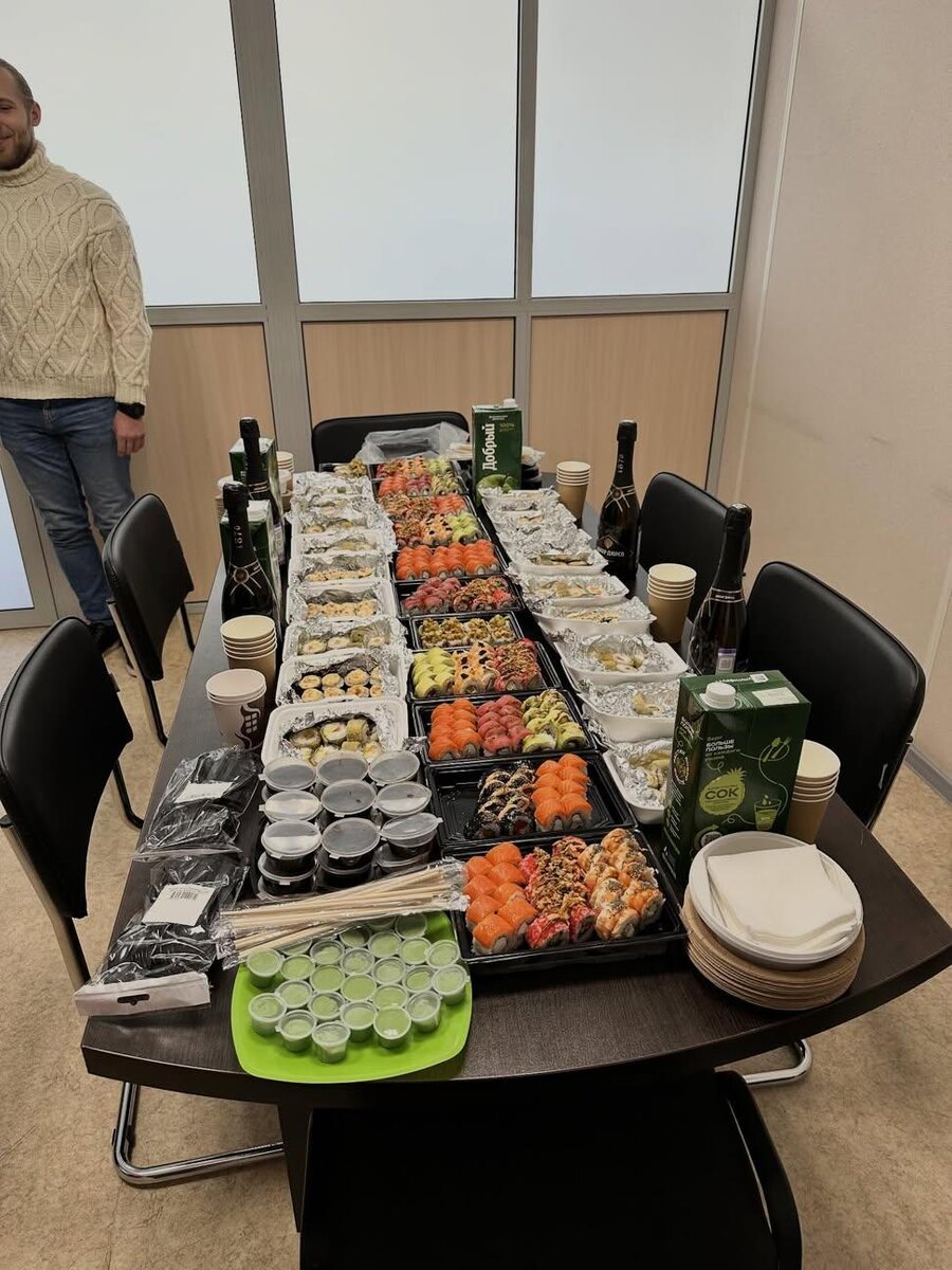 Наши мужчины накрыли нам праздничный стол на работе 