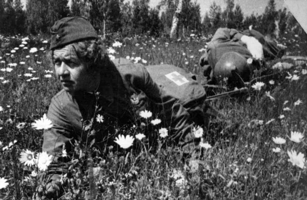 Санитарка Елена Ковальчук, награждённая орденом Красного Знамени и орденом Ленина, выносит раненого с поля боя. Фото: smolbattle.ru