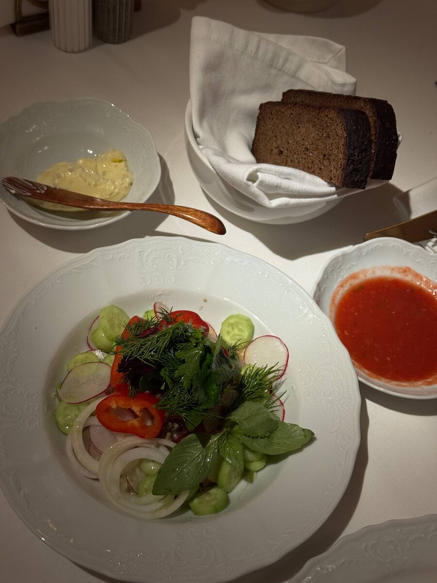 овощной салат с ароматным маслом и комплиментарный хлеб